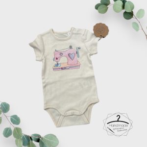 Größe: 56/62 - Body kurzarm „Nähmaschine“